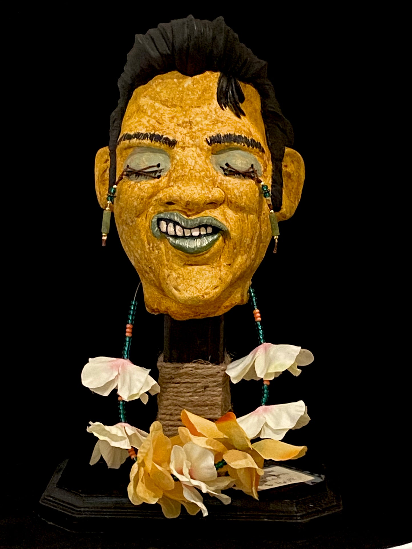 Zombie Shrunken Elvis Head white/yellow lei