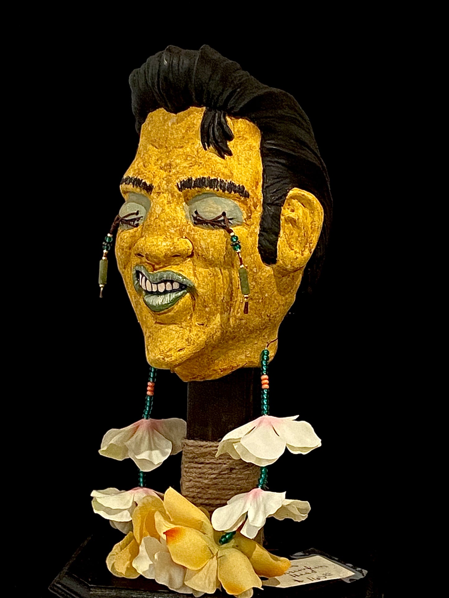 Zombie Shrunken Elvis Head white/yellow lei