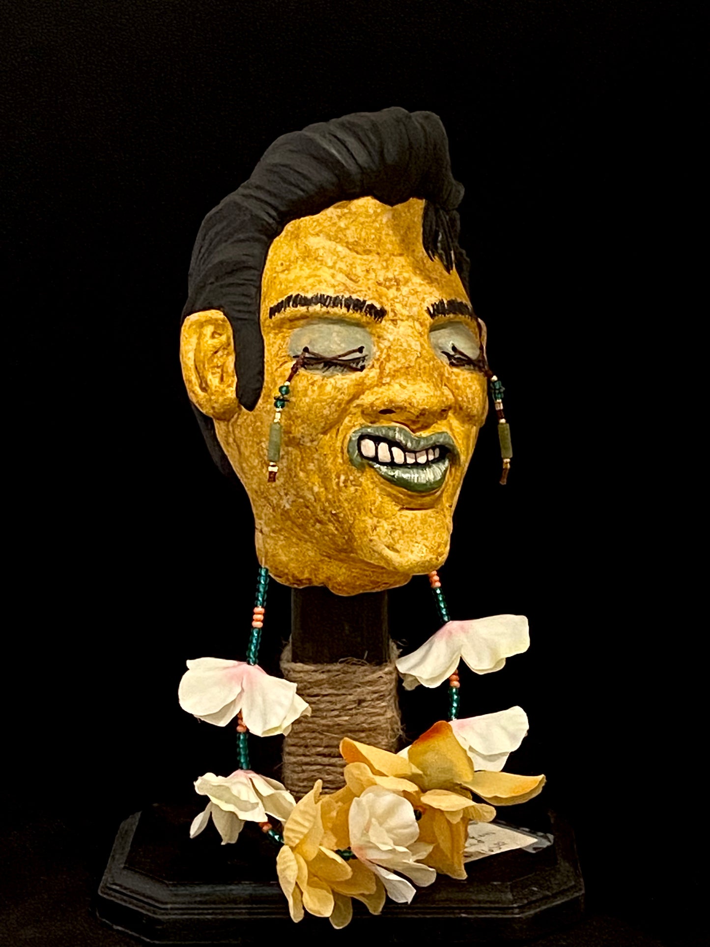 Zombie Shrunken Elvis Head white/yellow lei